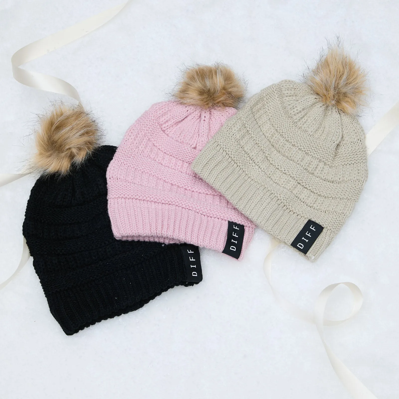 POM POM KNIT BEANIE - BLACK